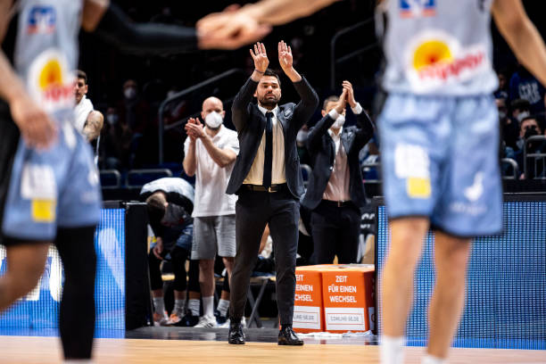 她利用地图 她利用地图