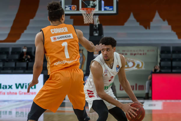 面对旧主，高诗岩11中3&三分3中0取11分7板5助4断，正负值-22.