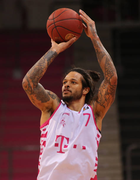 击攻入两球 击攻入两球