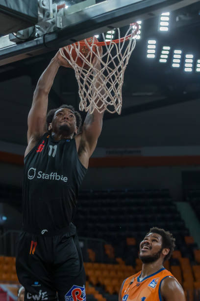 达米恩-李：库里中场休息会在推特搜自己名字看动态 然后在下半场爆发